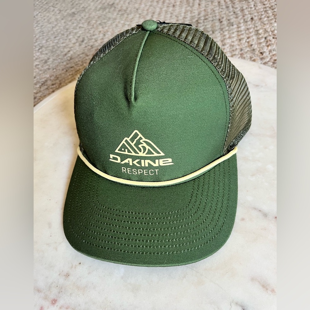 NWT Dakine hat
